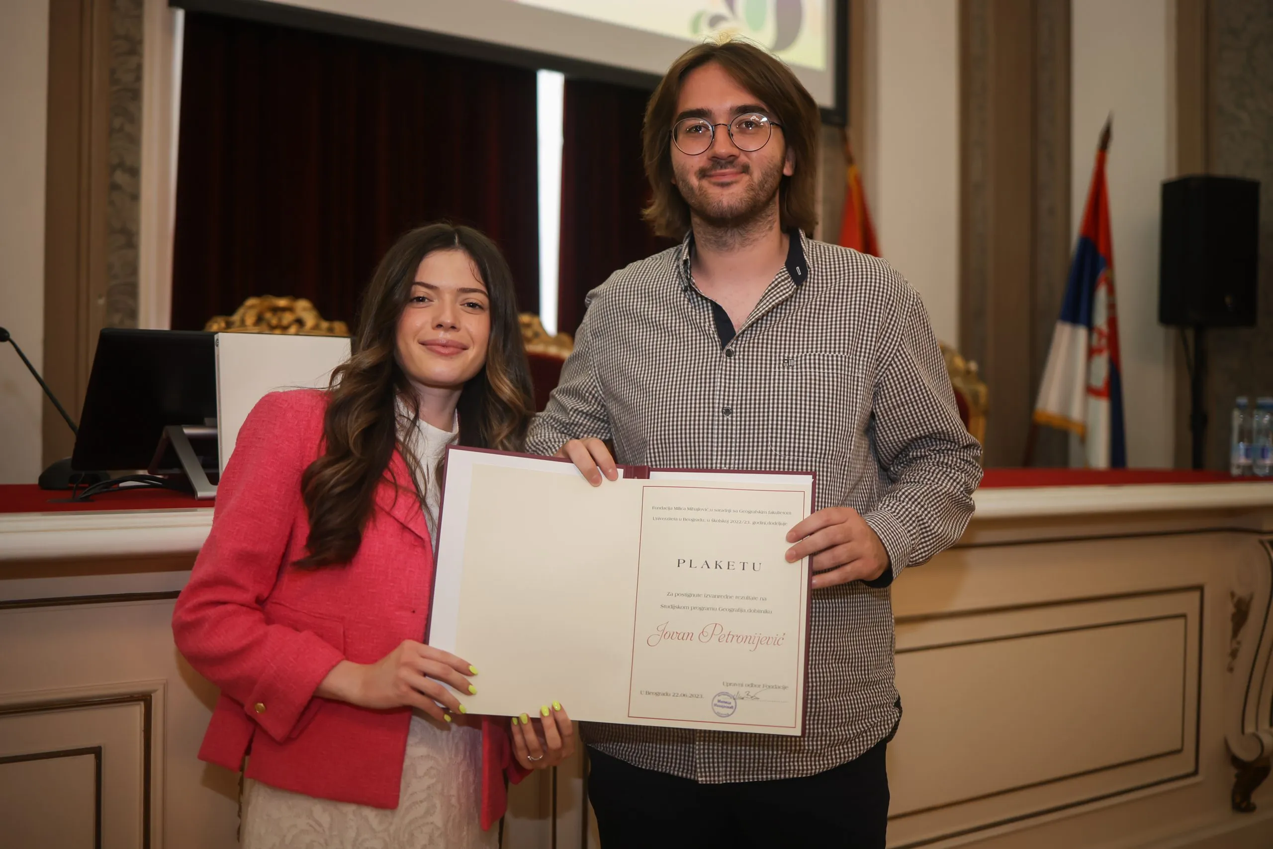 Jovan Petronijević sa plaketom Fondacije Milica Mihajlović, 2023. godine