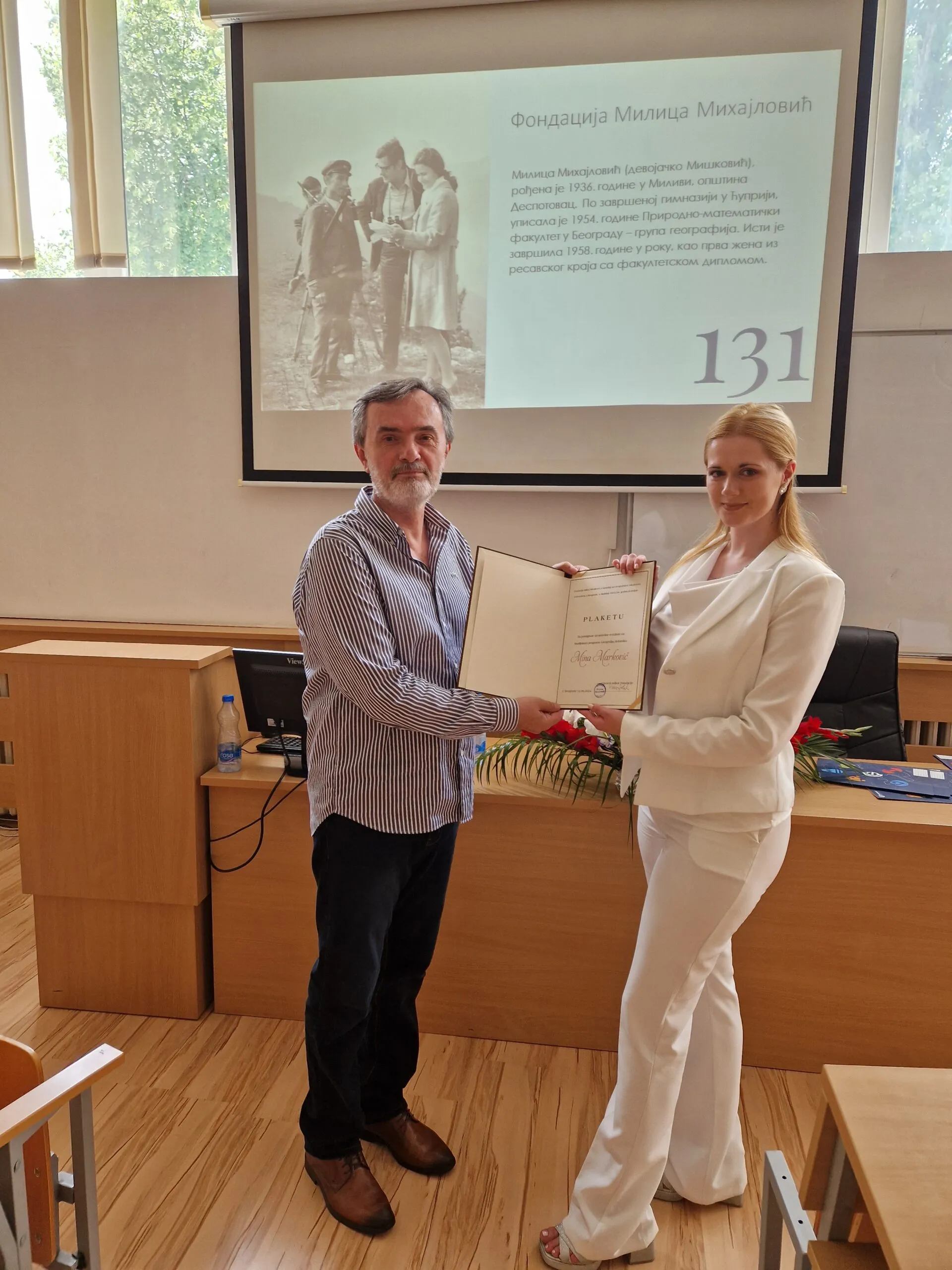 Mina Marković sa plaketom Fondacije Milica Mihajlović, 2024. godine