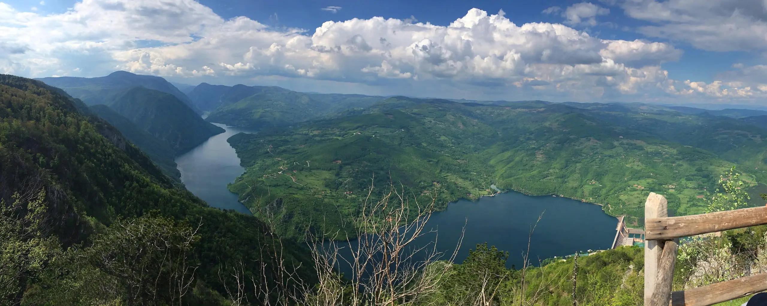 Pogled sa vidikovca Banjska stena na jezero Perućac i kanjon Drine